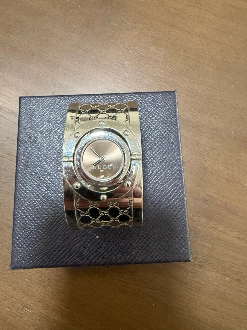 Gucci Silver 112 Twirl GG Pattern Cuff Watch with Gray Dial - Picture 5 of 7